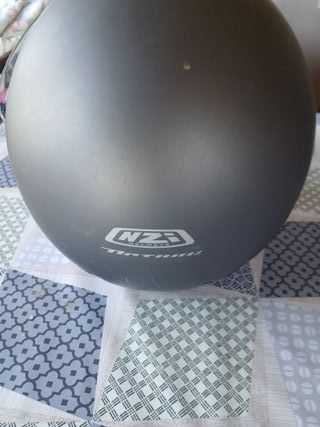 Casco de moto gris
