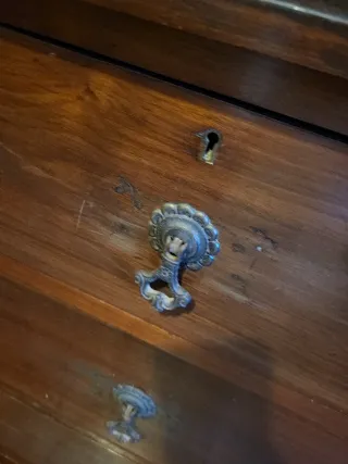 Cómoda antigua de madera