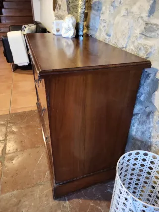 Cómoda antigua de madera