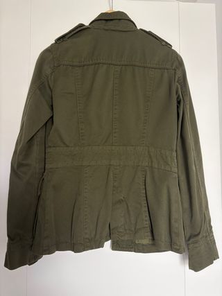 Cazadora verde militar Bershka
