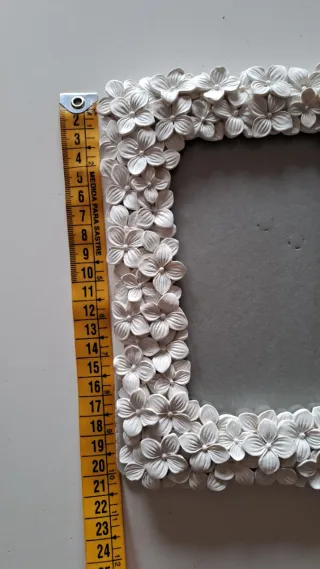 Marco de fotos decorativo con flores de jazmín