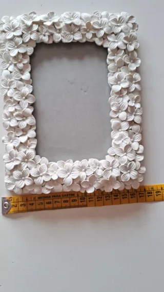 Marco de fotos decorativo con flores de jazmín