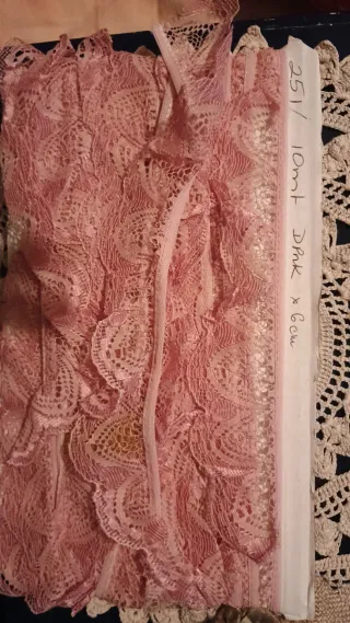 Bellissimo pizzo arruffato rosa antico