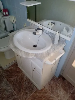 Lavamanos de cerámica y mármol