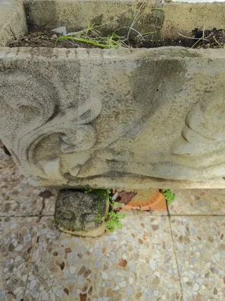 Maceta de piedra antigua con relieve.
