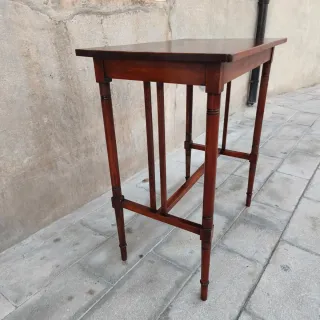 Mesa antigua madera estilo modernista