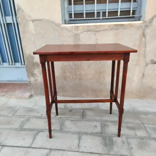 Mesa antigua madera estilo modernista