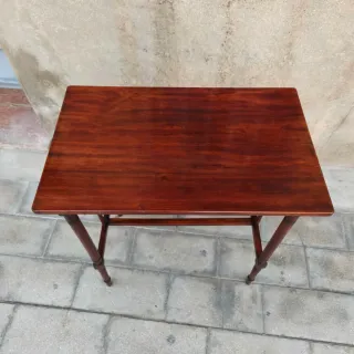 Mesa antigua madera estilo modernista