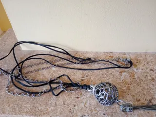Colgante con cadena y detalle de bola