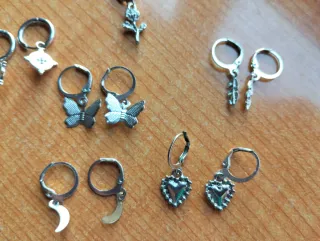 Pendientes plateados variados