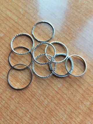 Pendientes plateados variados