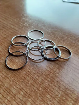 Pendientes plateados variados