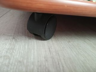 Mueble TV madera con ruedas y puertas de cristal