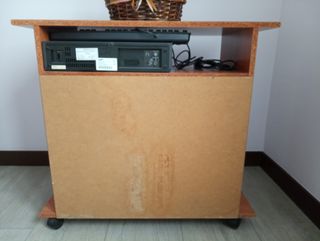 Mueble TV madera con ruedas y puertas de cristal