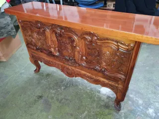 Mueble bar antiguo tallado a mano