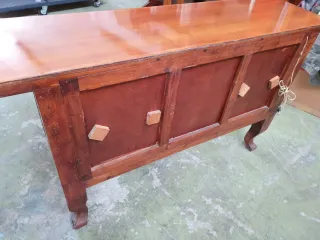 Mueble bar antiguo tallado a mano