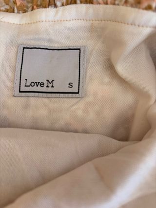 Vestido corto con estampado en tonos beige/arena