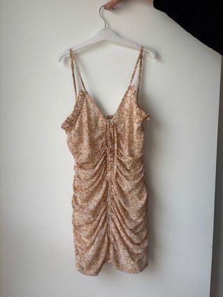 Vestido corto con estampado en tonos beige/arena