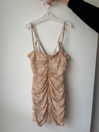 Vestido corto con estampado en tonos beige/arena