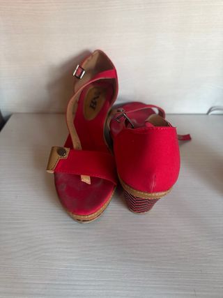 Sandalias rojas y marrones talla 38