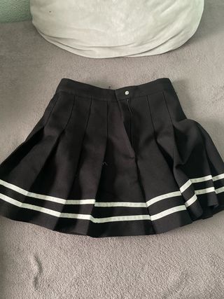Falda corta negra con rayas