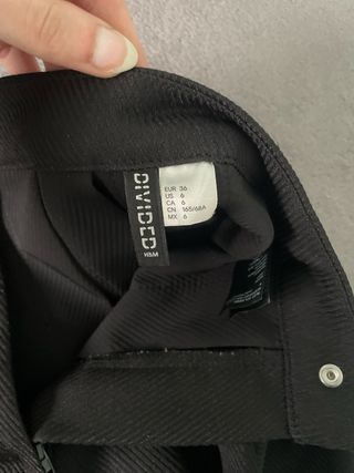 Falda corta negra con rayas