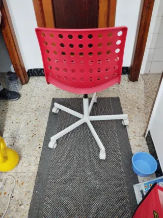 Silla de escritorio roja Ikea