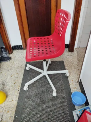 Silla de escritorio roja Ikea