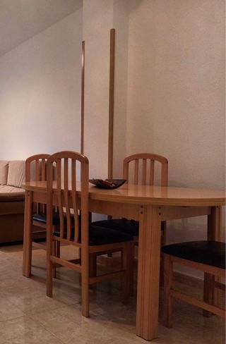 Mesa de comedor y 4 sillas de madera