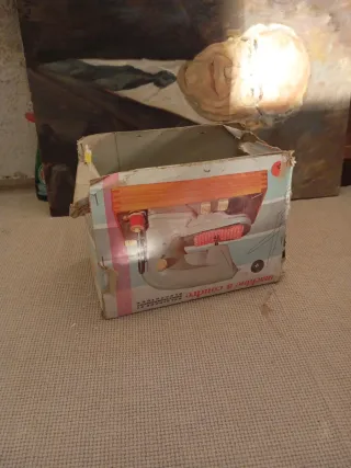 Máquina de coser antigua de juguete