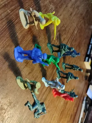 Vari soldatini di plastica