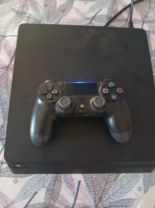 Consola PS4 Slim Negra + Mando