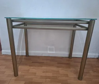 Mesa de cristal y metal
