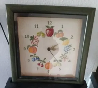 Reloj artesanal de pared con frutas