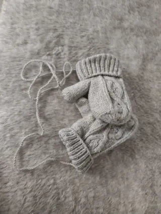 Manoplas de lana grises con trenzas