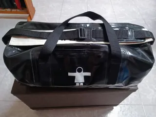 Bolsa negra impermeable con logo