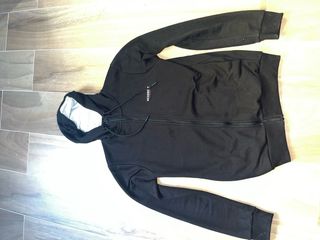 Sudadera Mckenzi negra con cremallera y capucha