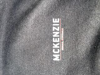 Sudadera Mckenzi negra con cremallera y capucha