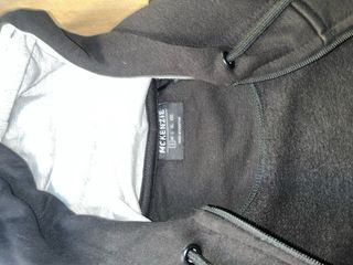 Sudadera Mckenzi negra con cremallera y capucha