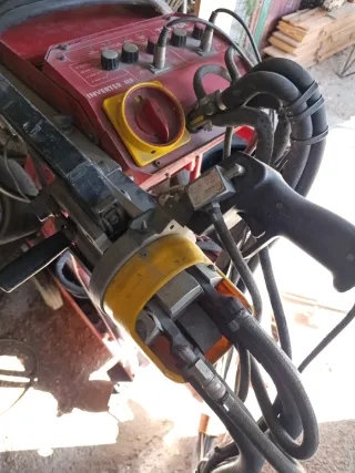 Máquina Soldar y Punto INVERTER MF funciona bien