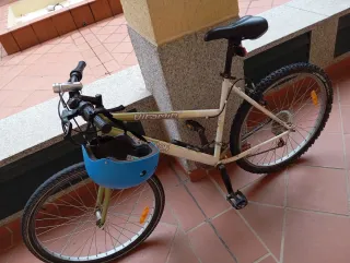 Bicicleta con casco, bomba y luz