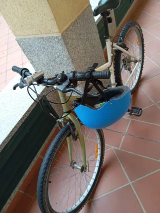 Bicicleta con casco, bomba y luz