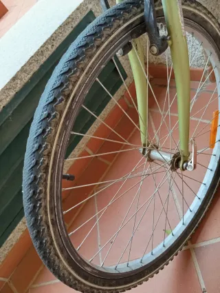 Bicicleta con casco, bomba y luz