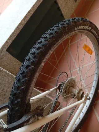Bicicleta con casco, bomba y luz