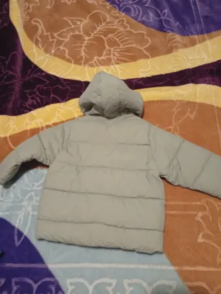 Chaquetón infantil gris azulado con capucha