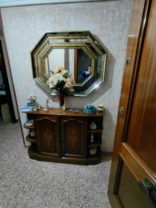 Recibidor de madera con espejo