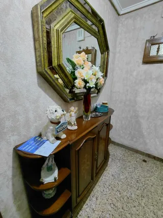 Recibidor de madera con espejo