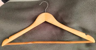 50 Perchas de madera y metal