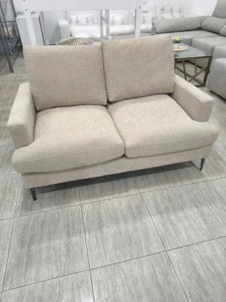Elegante sofá de 2 plazas en tela