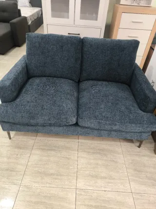 Elegante sofá de 2 plazas en tela